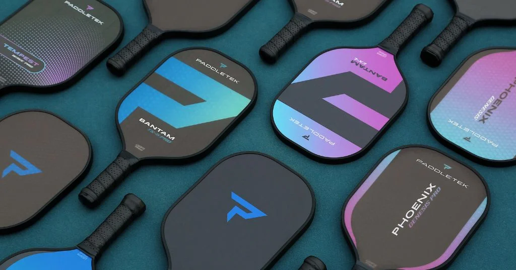 Nhiều vợt Paddletek các dòng Bantam, Tempest, Phoenix xếp nghiêng trên nền xanh đậm