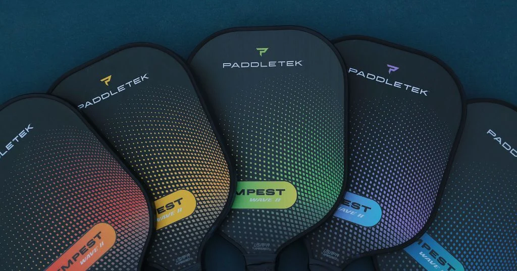 Dàn vợt Paddletek Tempest Wave II năm màu dựng đứng cạnh nhau, mặt vợt hướng về phía trước